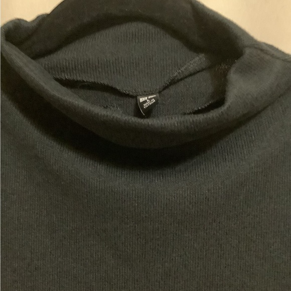 Uniqlo boxy fit mock neck sweater - Picture 5 of 9